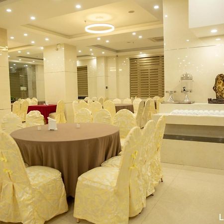 Luxe Hotel Ðồng Hới Buitenkant foto