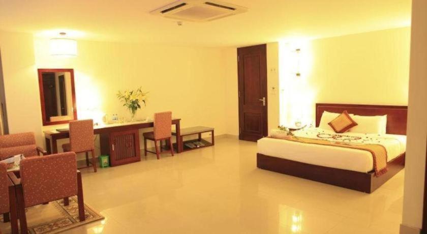Luxe Hotel Ðồng Hới Buitenkant foto