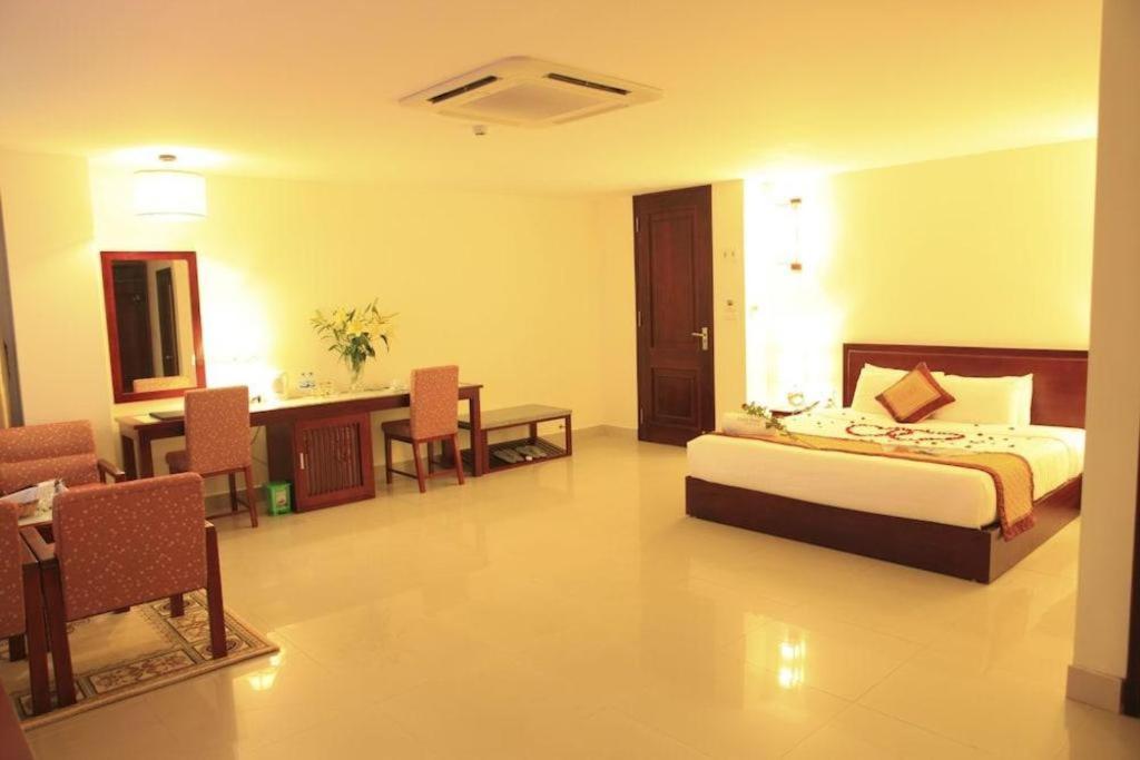 Luxe Hotel Ðồng Hới Buitenkant foto