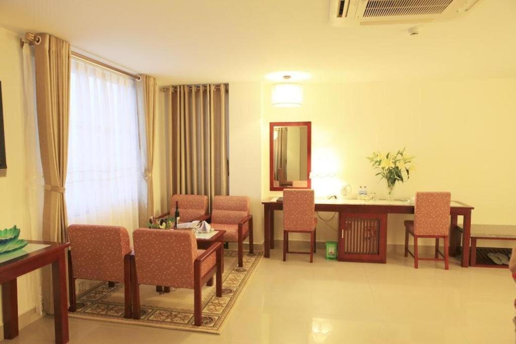 Luxe Hotel Ðồng Hới Buitenkant foto