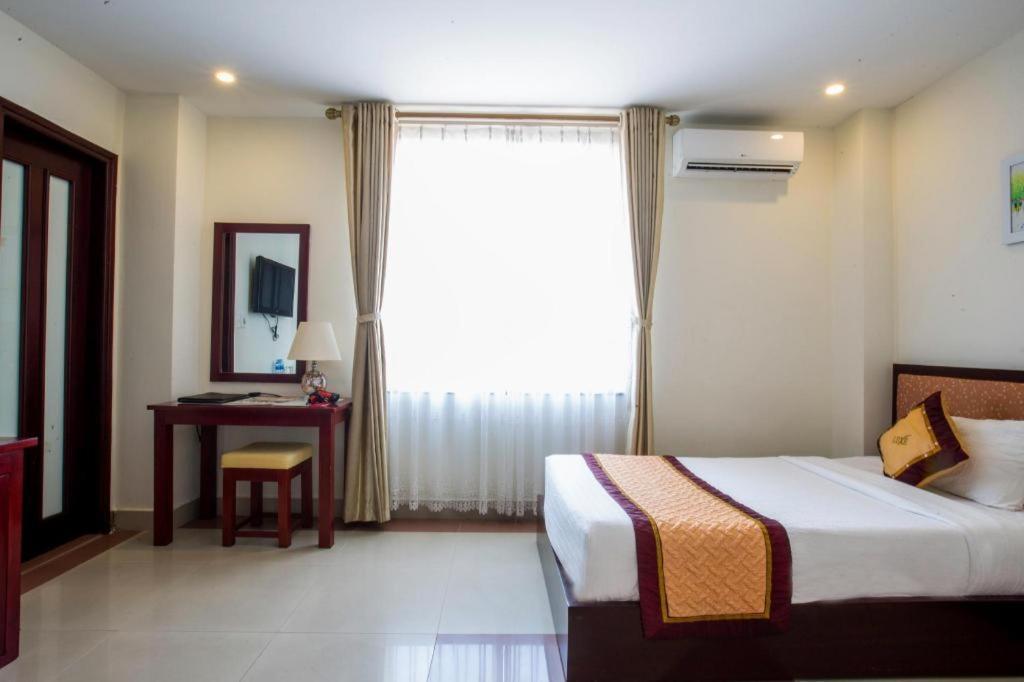Luxe Hotel Ðồng Hới Buitenkant foto